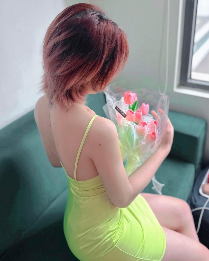 chan-dung-co-gai-mac-ao-chong-nang-tung-lien-hoan-cuoc-thanh-nien-xam-tro-o-ham-gui-xe-gay-sot-mxh-5