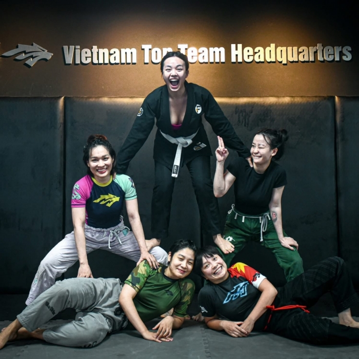 chan-dung-co-gai-mac-ao-chong-nang-tung-lien-hoan-cuoc-thanh-nien-xam-tro-o-ham-gui-xe-gay-sot-mxh-7