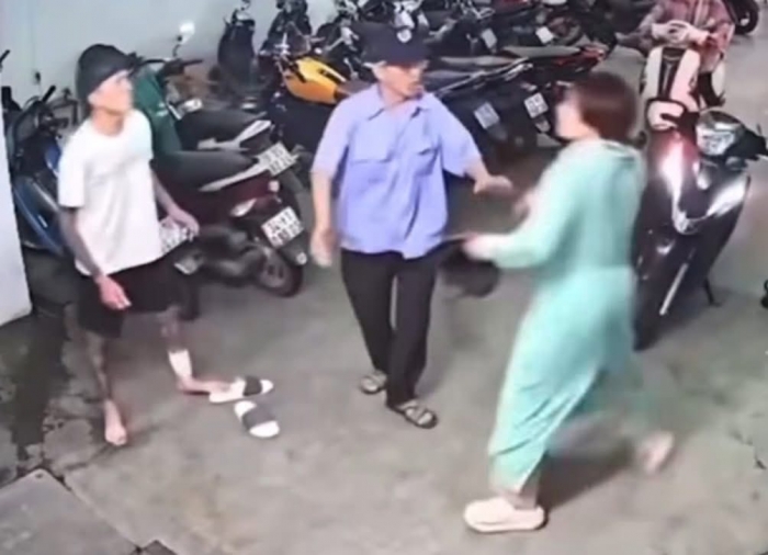 chan-dung-co-gai-mac-ao-chong-nang-tung-lien-hoan-cuoc-thanh-nien-xam-tro-o-ham-gui-xe-gay-sot-mxh