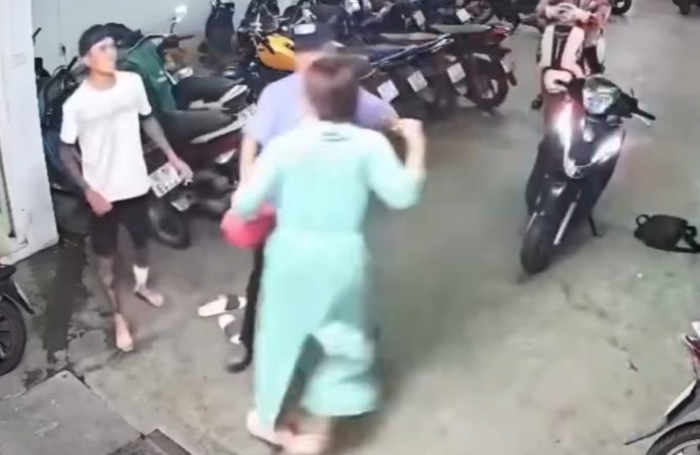chan-dung-co-gai-mac-ao-chong-nang-tung-lien-hoan-cuoc-thanh-nien-xam-tro-o-ham-gui-xe-gay-sot-mxh-9
