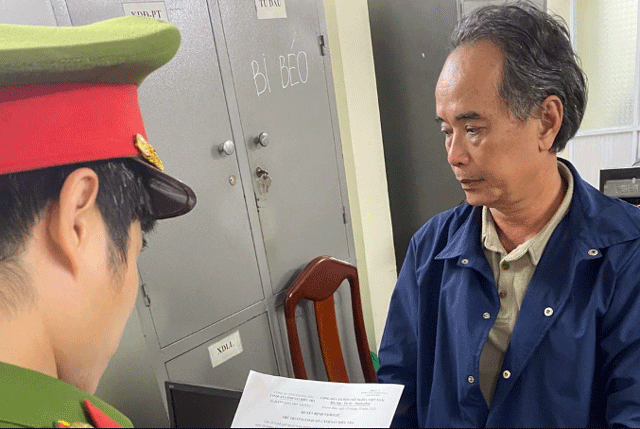 Nha-trang-danh-tinh-nguoi-dan-ong-dap-dien-thoai-vao-dau-tai-xe-taxi-he-lo-nguon-con-su-viec--5