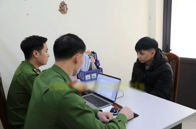 Vu-nam-thanh-nien-tong-thang-xe-vao-uy-bat-chap-hieu-lenh-xot-xa-ve-tinh-hinh-can-bo-bi-tong