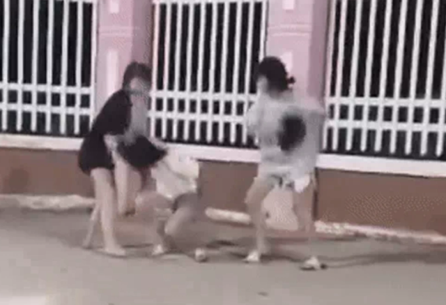An-giang-thong-tin-nong-ve-cac-clip-nu-sinh-bi-nhom-ban-dung-non-bao-hiem-vut-lien-tiep-vao-dau