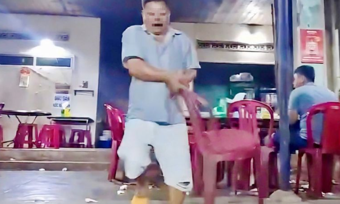 Tai-xe-bi-chu-quan-cam-ghe-lao-toi-danh-den-gay-ngon-tay-khi-phan-nan-gia-2-dia-com-280-nghin-6