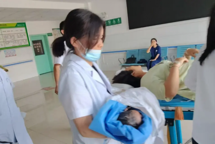Den-vien-kham-sau-con-dau-bung-nguoi-phu-nu-soc-nang-khi-biet-tin-mang-thai-va-ha-sinh-be-trai-2-5kg-1