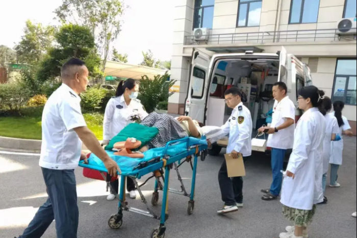 Den-vien-kham-sau-con-dau-bung-nguoi-phu-nu-soc-nang-khi-biet-tin-mang-thai-va-ha-sinh-be-trai-2-5kg-3