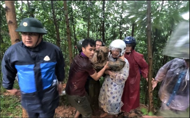 so-hai-canh-sat-lo-nui-nguoi-dan-ong-bi-day-xuong-vuc-sau-tinh-hinh-nan-nhan-sau-ki-bi-vui-lap-1