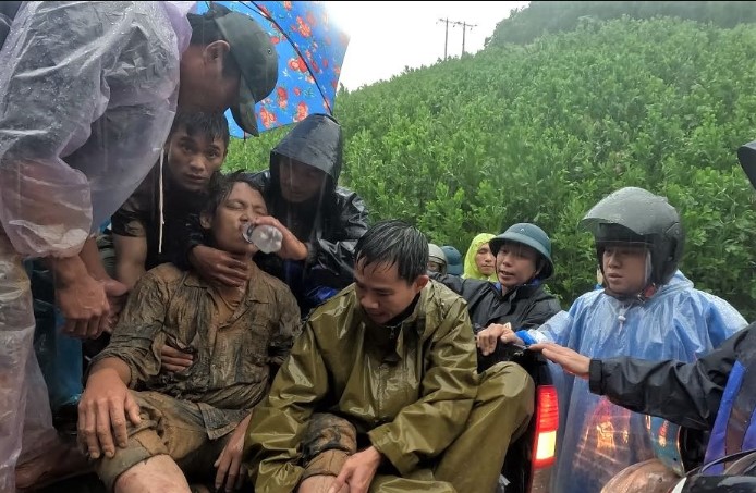 so-hai-canh-sat-lo-nui-nguoi-dan-ong-bi-day-xuong-vuc-sau-tinh-hinh-nan-nhan-sau-ki-bi-vui-lap-2