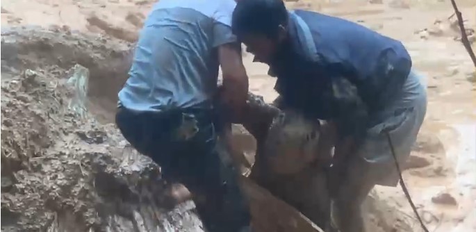 so-hai-canh-sat-lo-nui-nguoi-dan-ong-bi-day-xuong-vuc-sau-tinh-hinh-nan-nhan-sau-ki-bi-vui-lap-3