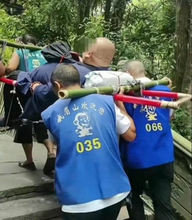netizen-ban-tan-rom-ra-ve-vu-viec-nam-du-khach-130kg-chi-hon-80-trieu-thue-9-nguoi-khieng-kieu-len-nui-ngam-canh-chuyen-di-keo-dai-hon-10-gio