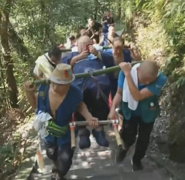 netizen-ban-tan-rom-ra-ve-vu-viec-nam-du-khach-130kg-chi-hon-80-trieu-thue-9-nguoi-khieng-kieu-len-nui-ngam-canh-chuyen-di-keo-dai-hon-10-gio-5
