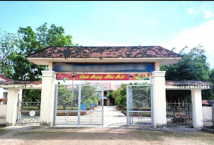 tin-nong-vu-hieu-truong-gui-anh-nguoi-phu-nu-khoa-than-vao-nhom-zalo-chung-cua-truong-2