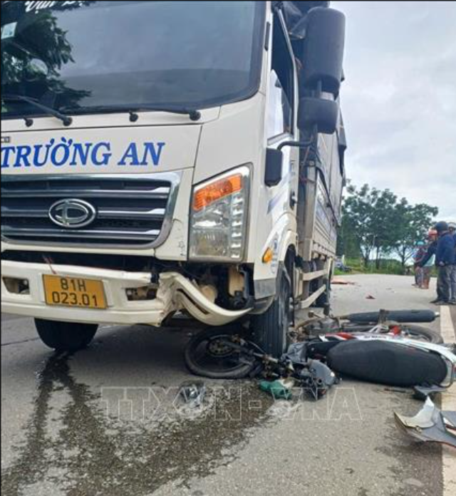 Quang-ngai-hien-truong-am-anh-vu-nam-thieu-nien-15-tuoi-tu-vong-tai-cho-sau-va-cham-voi-xe-tai-1