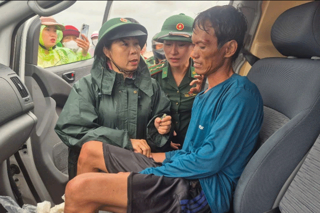 Ngu-dan-ke-lai-giay-phut-sinh-tu-cuu-song-7-thuyen-vien-gap-nan-tren-bien-xot-xa-khi-van-con-2-nguoi-mat-tich-2