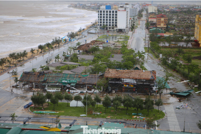 Bao-so-10-gay-thiet-hai-nang-tai-mien-trung-13-nguoi-chet-va-mat-tich-hang-nghin-ngoi-nha-toc-mai-1