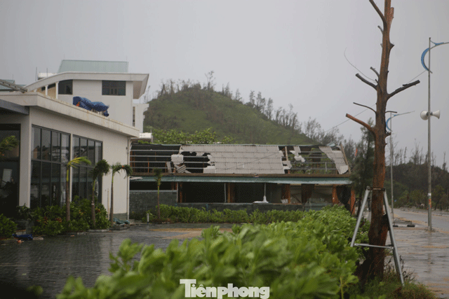 Bao-so-10-gay-thiet-hai-nang-tai-mien-trung-13-nguoi-chet-va-mat-tich-hang-nghin-ngoi-nha-toc-mai-10