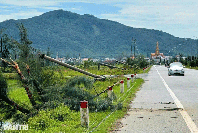 Cong-an-vao-cuoc-vu-gay-2-cot-dien-sau-bao-bualoi-de-lo-loi-sat-hop-khien-nguoi-dan-hoang-mang-2
