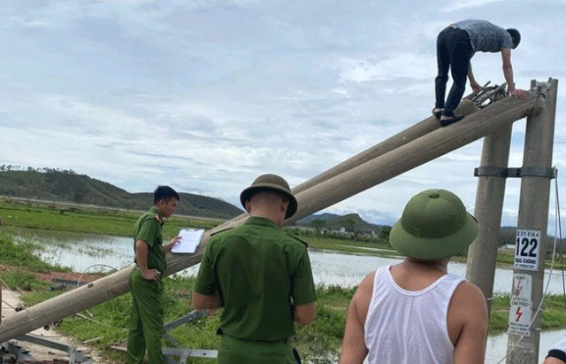 Cong-an-vao-cuoc-vu-gay-2-cot-dien-sau-bao-bualoi-de-lo-loi-sat-hop-khien-nguoi-dan-hoang-mang-4