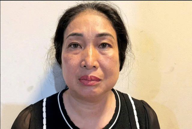 Tay-ninh-nguoi-phu-nu-tan-cong-va-nem-chat-ban-vao-luc-luong-th-hanh-cong-vu-nhan-cai-ket-dang