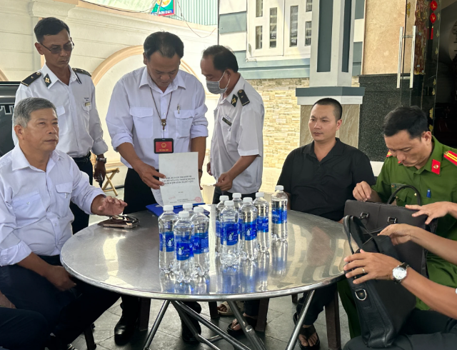 Loat-anh-luc-luong-chuc-nang-kiem-tra-lo-giet-mo-heo-gia-cong-cho-cong-ty-cp-viet-nam-tai-hau-giang-5