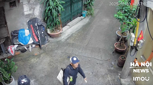 Ha-noi-clip-ke-lua-dao-gia-vo-muon-dien-thoai-goi-cho-khach-roi-cuop-luon-dien-thoai-cua-nam-shipper