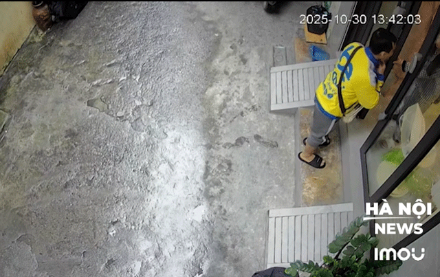 Ha-noi-clip-ke-lua-dao-gia-vo-muon-dien-thoai-goi-cho-khach-roi-cuop-luon-dien-thoai-cua-nam-shipper-3