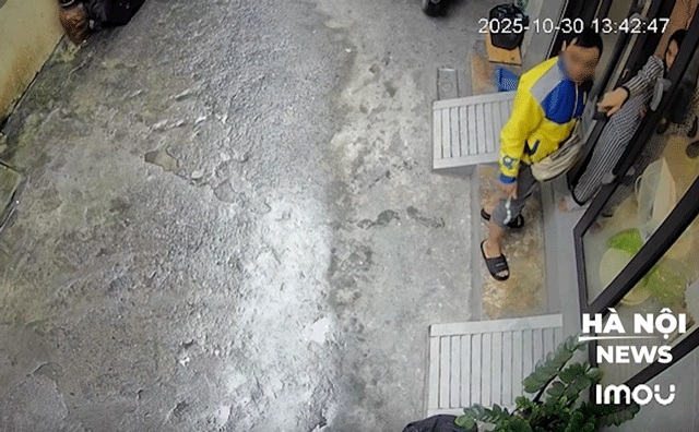 Ha-noi-clip-ke-lua-dao-gia-vo-muon-dien-thoai-goi-cho-khach-roi-cuop-luon-dien-thoai-cua-nam-shipper-4