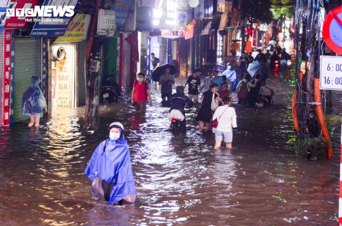 ha-noi-ngap-trong-bien-nuoc-sau-hoan-luu-bao-hang-dai-nguoi-phai-dat-bo-loi-bi-bom-trong-dong-nuoc-2