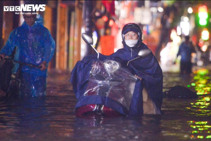 ha-noi-ngap-trong-bien-nuoc-sau-hoan-luu-bao-hang-dai-nguoi-phai-dat-bo-loi-bi-bom-trong-dong-nuoc-3