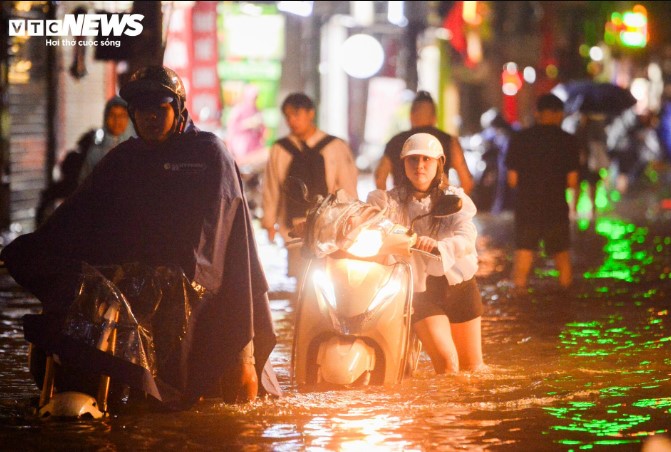 ha-noi-ngap-trong-bien-nuoc-sau-hoan-luu-bao-hang-dai-nguoi-phai-dat-bo-loi-bi-bom-trong-dong-nuoc-4