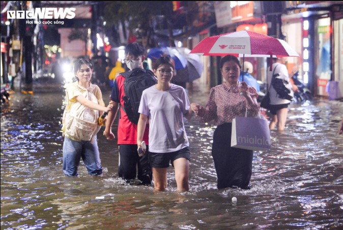 ha-noi-ngap-trong-bien-nuoc-sau-hoan-luu-bao-hang-dai-nguoi-phai-dat-bo-loi-bi-bom-trong-dong-nuoc-5