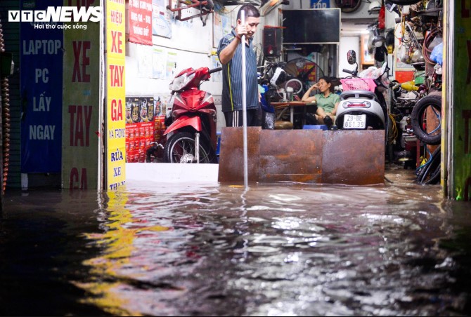 ha-noi-ngap-trong-bien-nuoc-sau-hoan-luu-bao-hang-dai-nguoi-phai-dat-bo-loi-bi-bom-trong-dong-nuoc-6