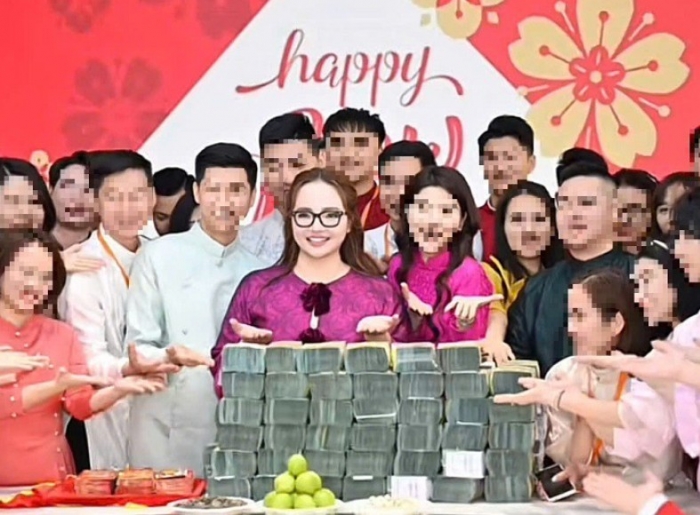hoang-huong-giau-co-co-nao-tung-gay-soc-voi-clip-rai-tien-khap-biet-phu-tram-ty-va-cuoc-song-sung-suong-nhu-tien