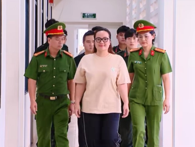 chuoi-be-boi-cua-duoc-pham-hoang-huong-truoc-khi-hoang-huong-bi-bat-tam-giam