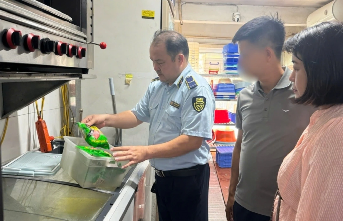 So-attp-tphcm-xu-phat-va-cong-bo-loat-sai-pham-ve-an-toan-thuc-pham-cua-quan-long-chat