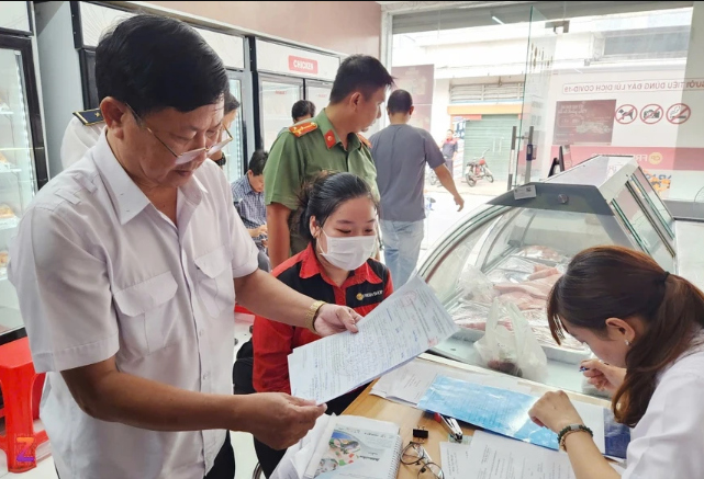 Vu-cong-ty-cp-bi-to-ban-thit-heo-benh-cong-bo-loat-sai-pham-sau-qua-trinh-kiem-tra-cac-diem-ban