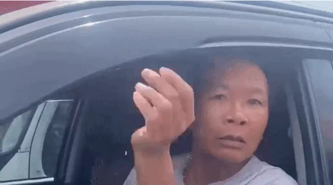 Loi-khai-kho-chap-nhan-cua-tai-xe-oto-di-nguoc-chieu-vang-tuc-doi-danh-nguoi-quay-video-o-tphcm-3