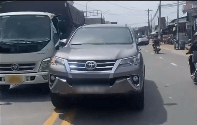 Loi-khai-kho-chap-nhan-cua-tai-xe-oto-di-nguoc-chieu-vang-tuc-doi-danh-nguoi-quay-video-o-tphcm-7