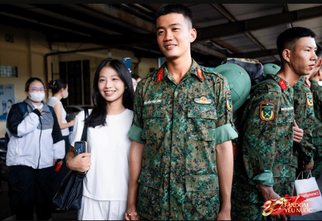 Chien-si-nguyen-van-von-tung-cho-chien-si-le-hoang-hiep-muon-ao-da-co-ban-gai-trong-luc-tap-a80-2