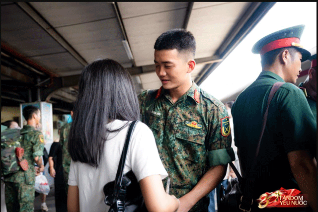 Chien-si-nguyen-van-von-tung-cho-chien-si-le-hoang-hiep-muon-ao-da-co-ban-gai-trong-luc-tap-a80-3
