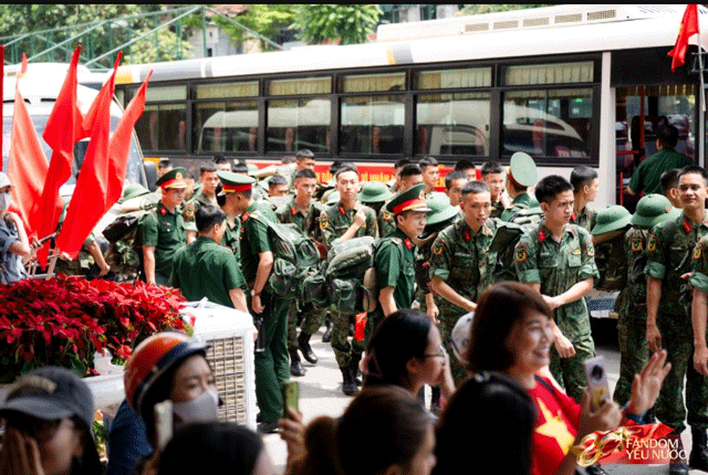 Xuc-dong-tinh-quan-dan-thoi-binh-nhieu-nguoi-co-mat-tai-ga-ha-noi-tien-can-bo-chien-si-mien-nam-1