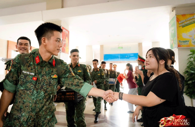 Xuc-dong-tinh-quan-dan-thoi-binh-nhieu-nguoi-co-mat-tai-ga-ha-noi-tien-can-bo-chien-si-mien-nam-12