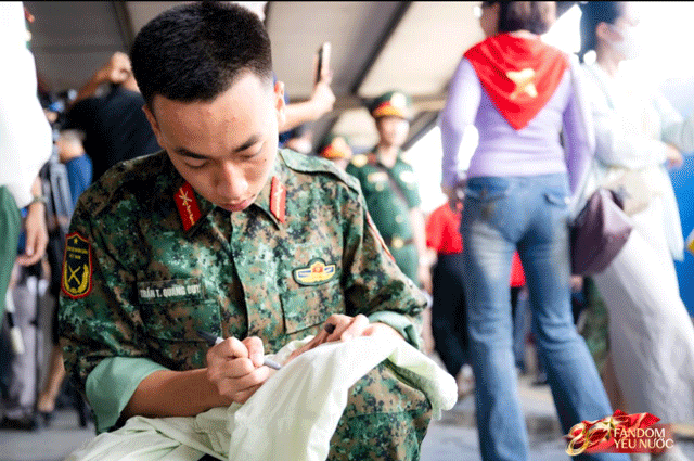 Xuc-dong-tinh-quan-dan-thoi-binh-nhieu-nguoi-co-mat-tai-ga-ha-noi-tien-can-bo-chien-si-mien-nam-14