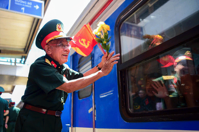 Xuc-dong-tinh-quan-dan-thoi-binh-nhieu-nguoi-co-mat-tai-ga-ha-noi-tien-can-bo-chien-si-mien-nam-16
