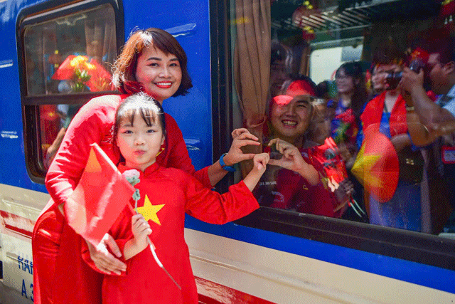 Xuc-dong-tinh-quan-dan-thoi-binh-nhieu-nguoi-co-mat-tai-ga-ha-noi-tien-can-bo-chien-si-mien-nam-17