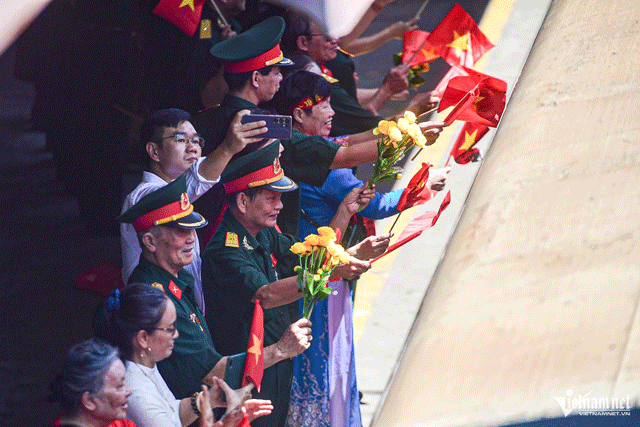 Xuc-dong-tinh-quan-dan-thoi-binh-nhieu-nguoi-co-mat-tai-ga-ha-noi-tien-can-bo-chien-si-mien-nam-19