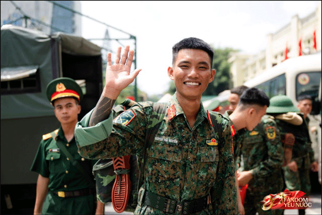 Xuc-dong-tinh-quan-dan-thoi-binh-nhieu-nguoi-co-mat-tai-ga-ha-noi-tien-can-bo-chien-si-mien-nam-2