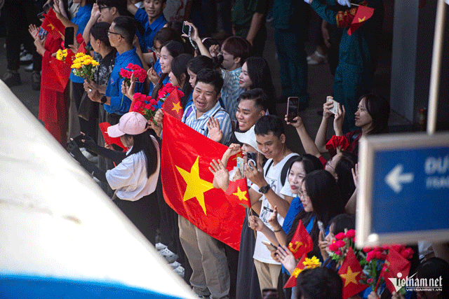 Xuc-dong-tinh-quan-dan-thoi-binh-nhieu-nguoi-co-mat-tai-ga-ha-noi-tien-can-bo-chien-si-mien-nam-20