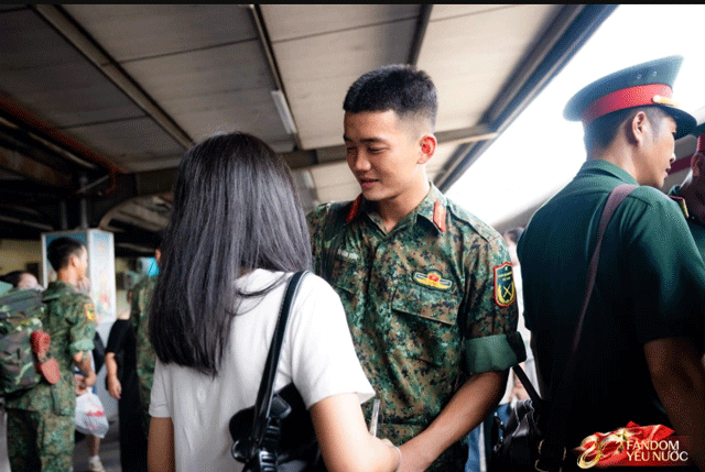 Xuc-dong-tinh-quan-dan-thoi-binh-nhieu-nguoi-co-mat-tai-ga-ha-noi-tien-can-bo-chien-si-mien-nam-3