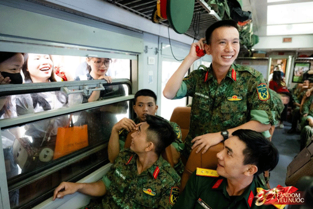 Xuc-dong-tinh-quan-dan-thoi-binh-nhieu-nguoi-co-mat-tai-ga-ha-noi-tien-can-bo-chien-si-mien-nam-5